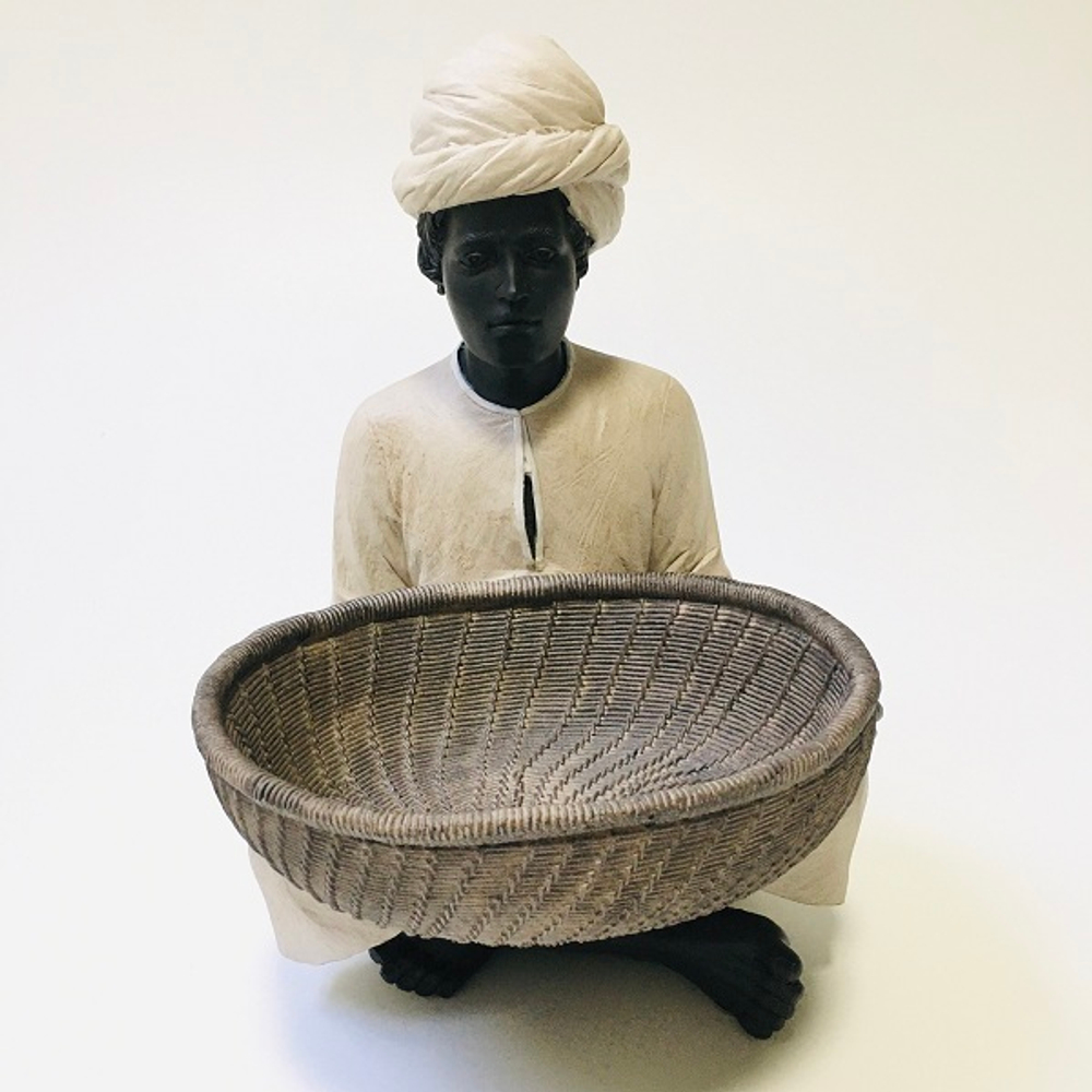 Человек в тюрбане с чашей