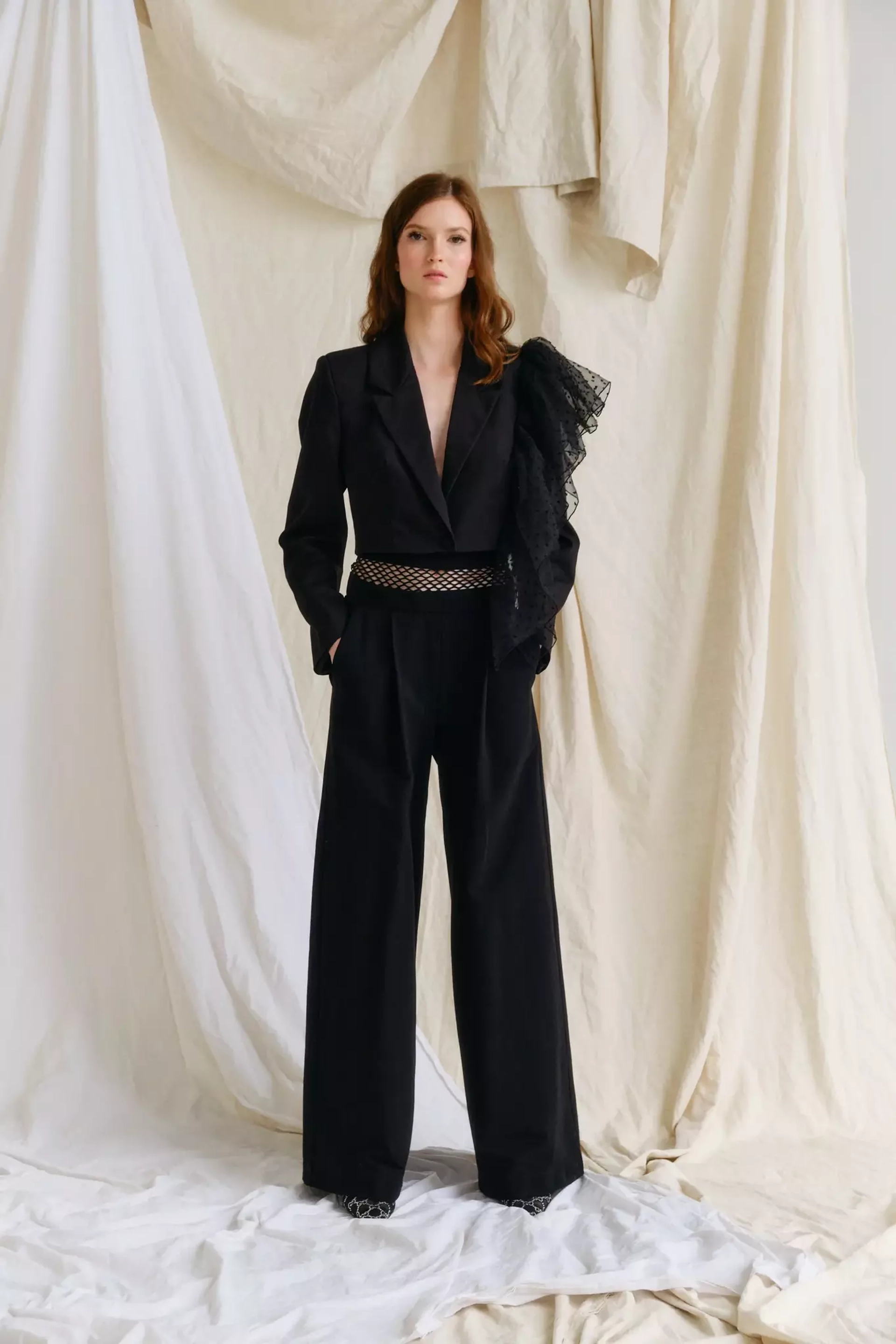 Укороченный пиджак с рюшей черный