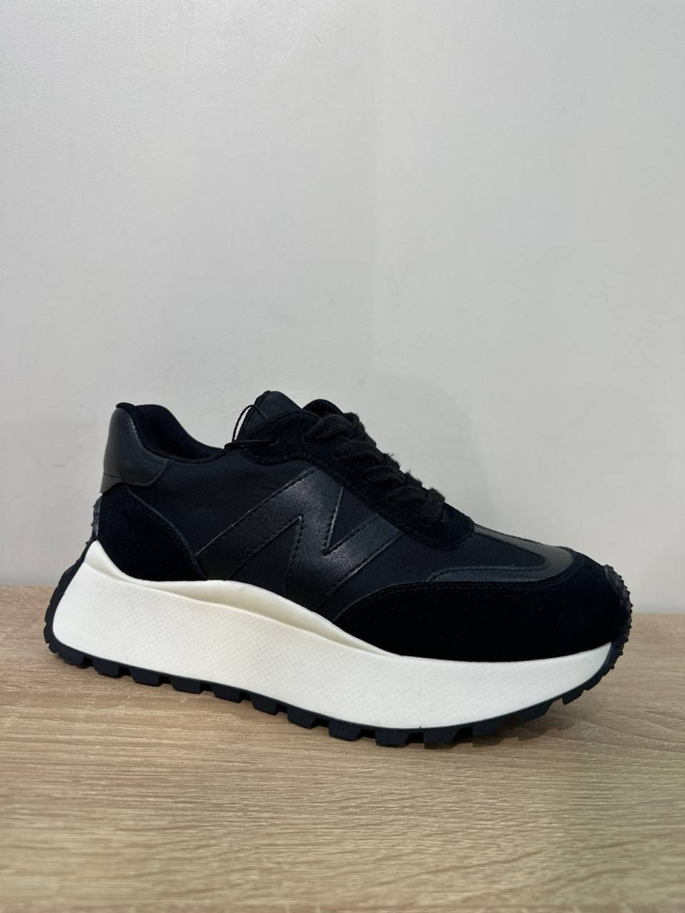 Кроссовки из натуральной замши