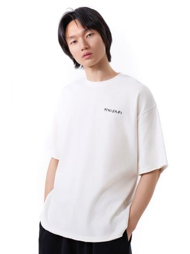 Белая футболка с необработанными краями и лого