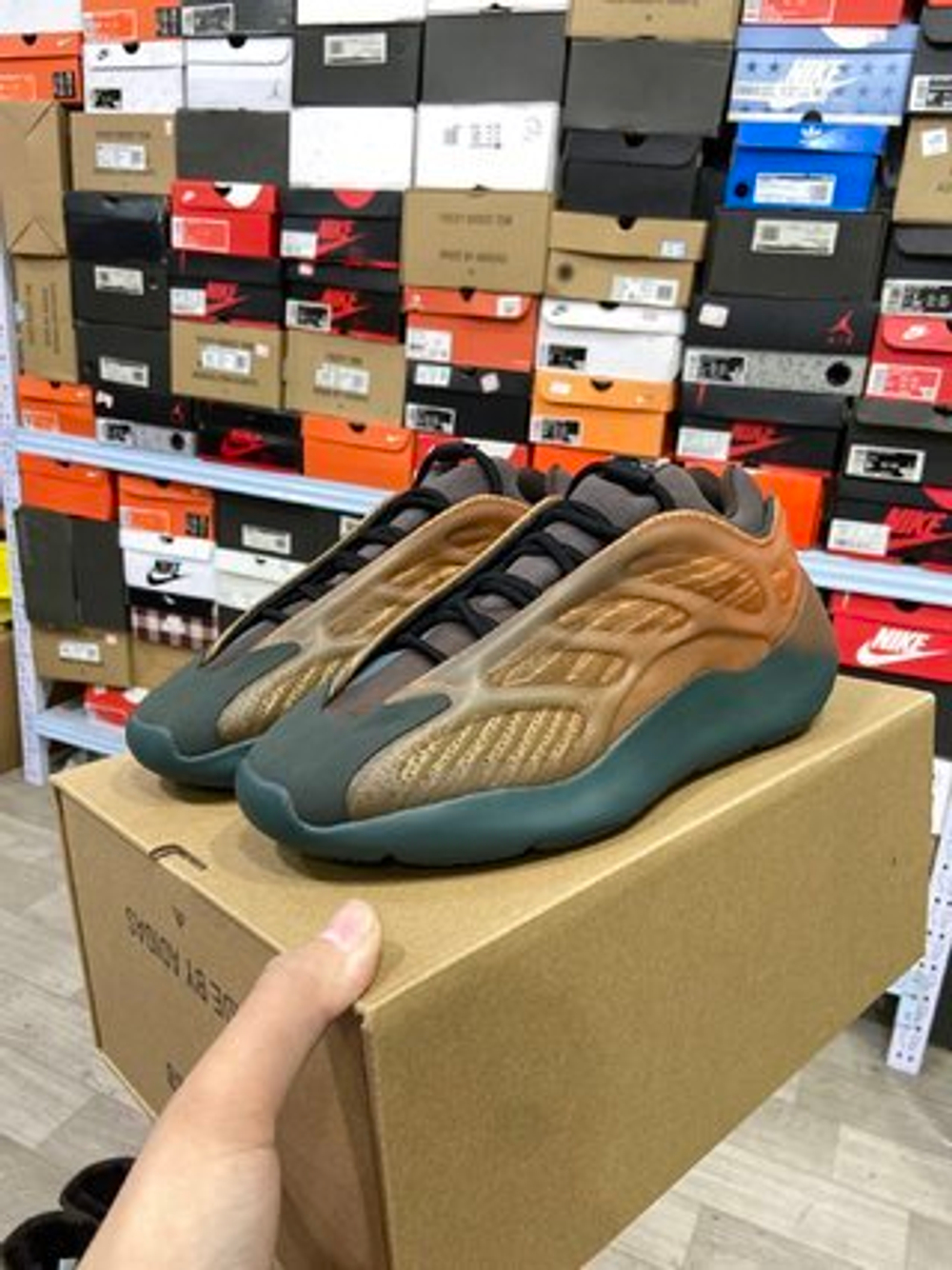 Купить  adidas Yeezy 700 V3 "Copper Fade"