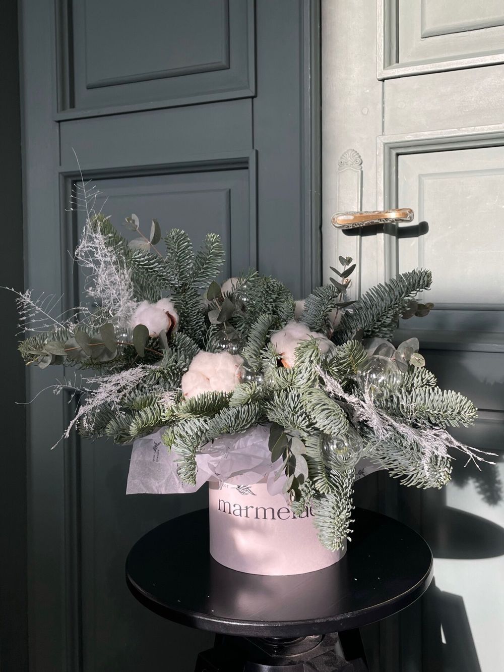 Новогодняя композиция в коробочке с хлопком и игрушками