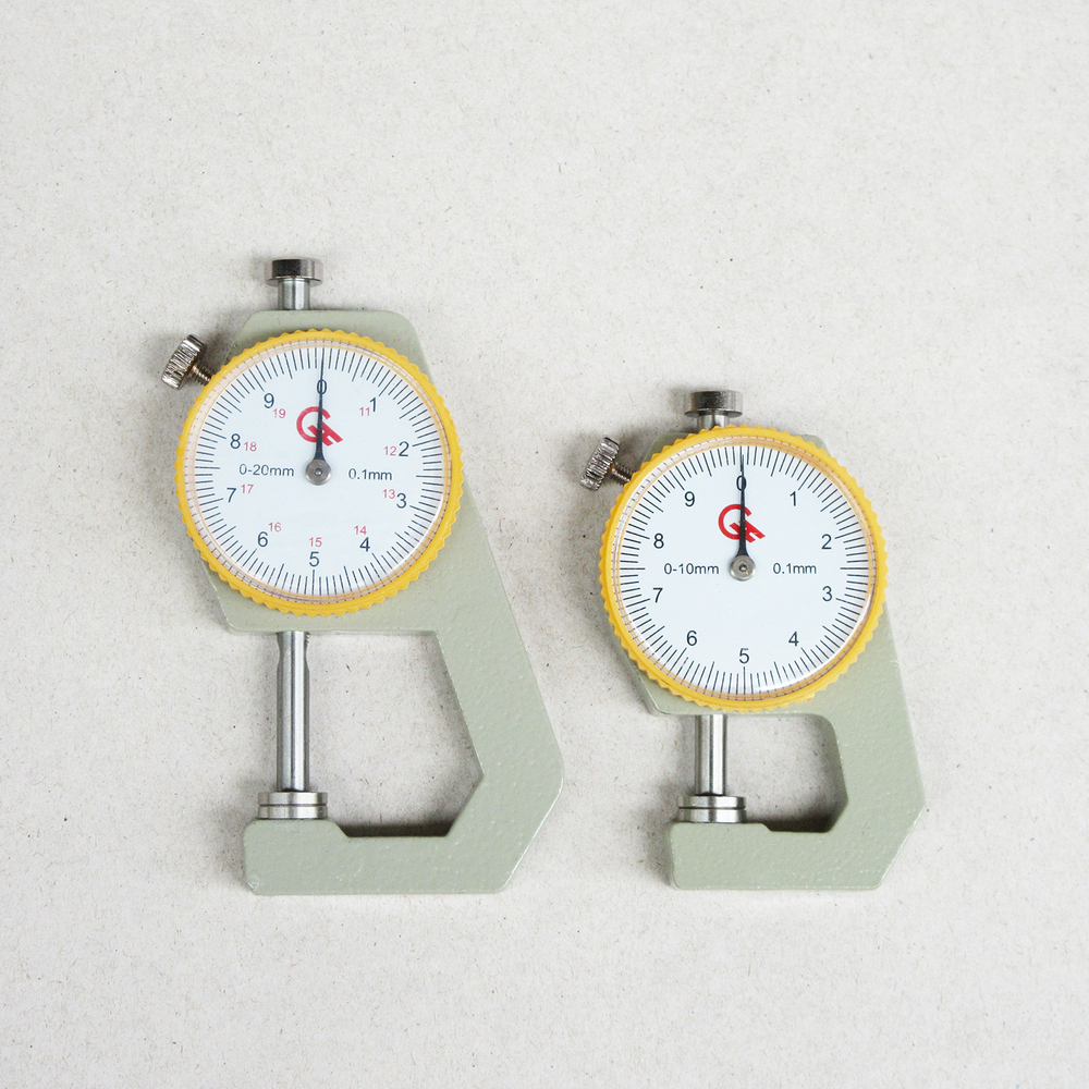 Толщиномер в футляре