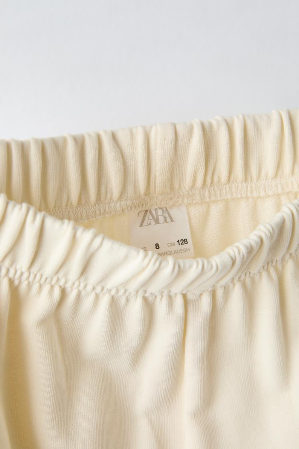 ZARA КОМПЛЕКТ ИЗ БРЮК И ТОЛСТОВКИ С НАДПИСЬЮ, ЭКРЮ