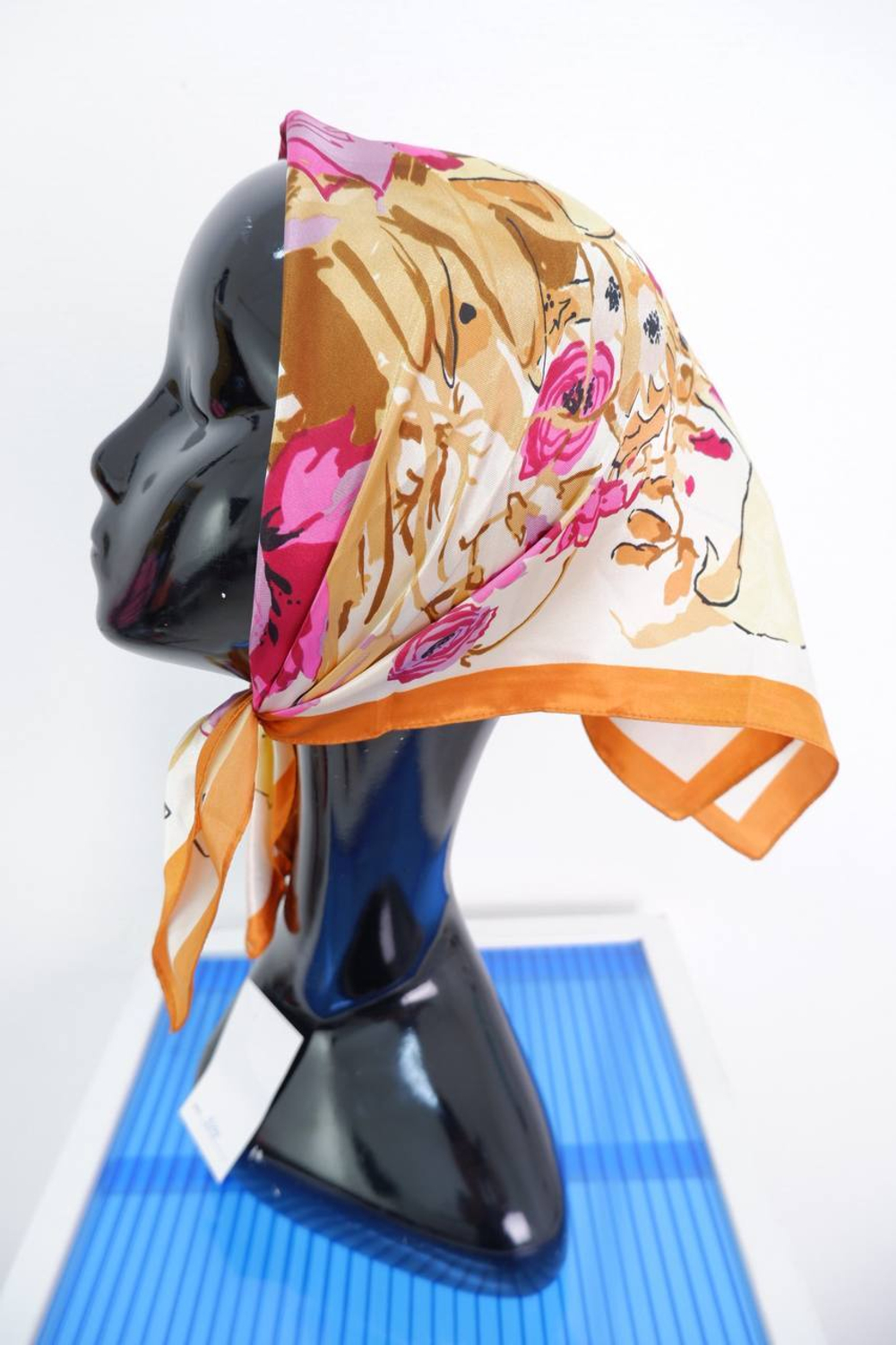 Платок с цветочным принтом стильный