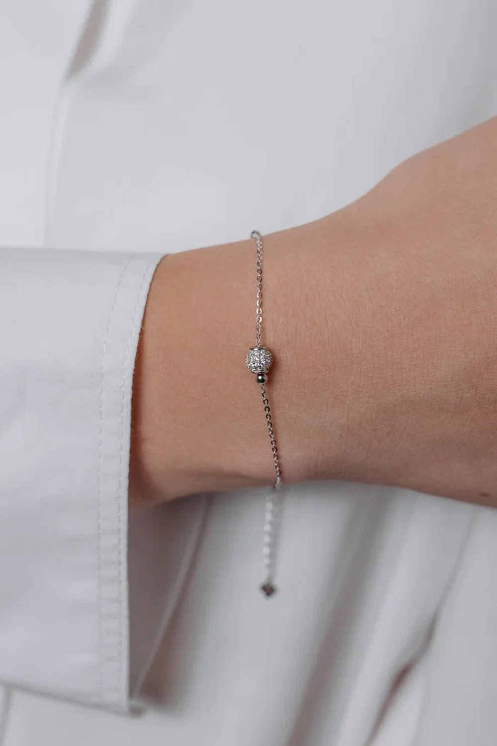 Браслет с шаром в россыпи фианитов