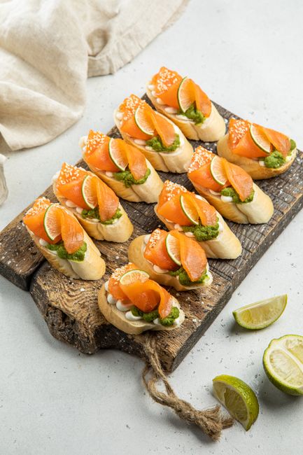 Брускетта с лососем и муссом из авокадо, 10 шт.