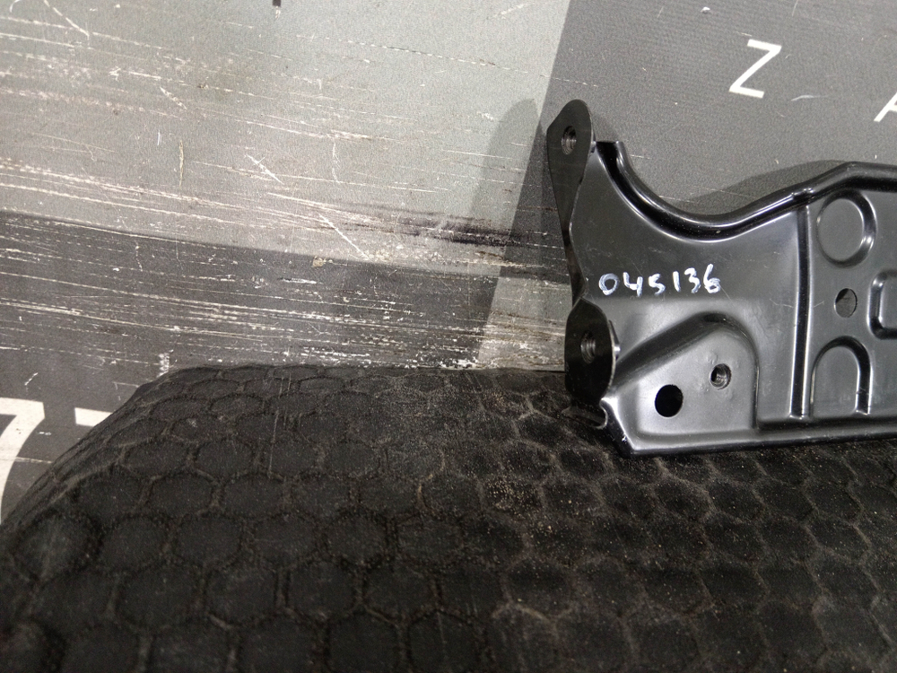 Кронштейн радиатора левый Toyota Land Cruiser 200 15-21 Б/У Оригинал 5325860050