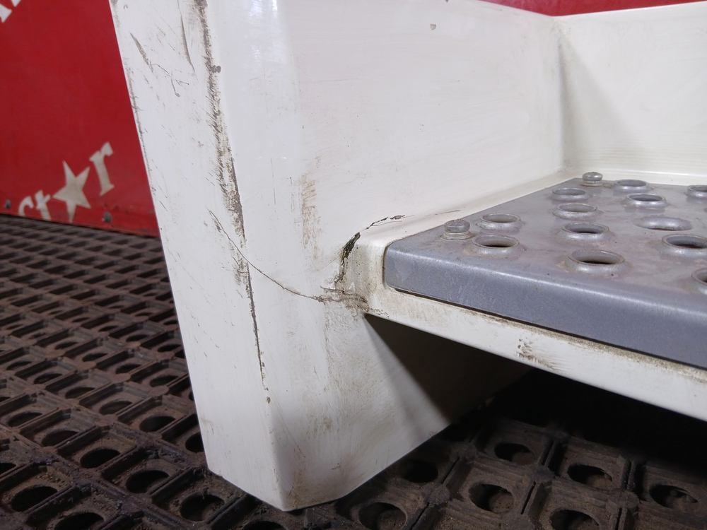 Корпус подножки правой