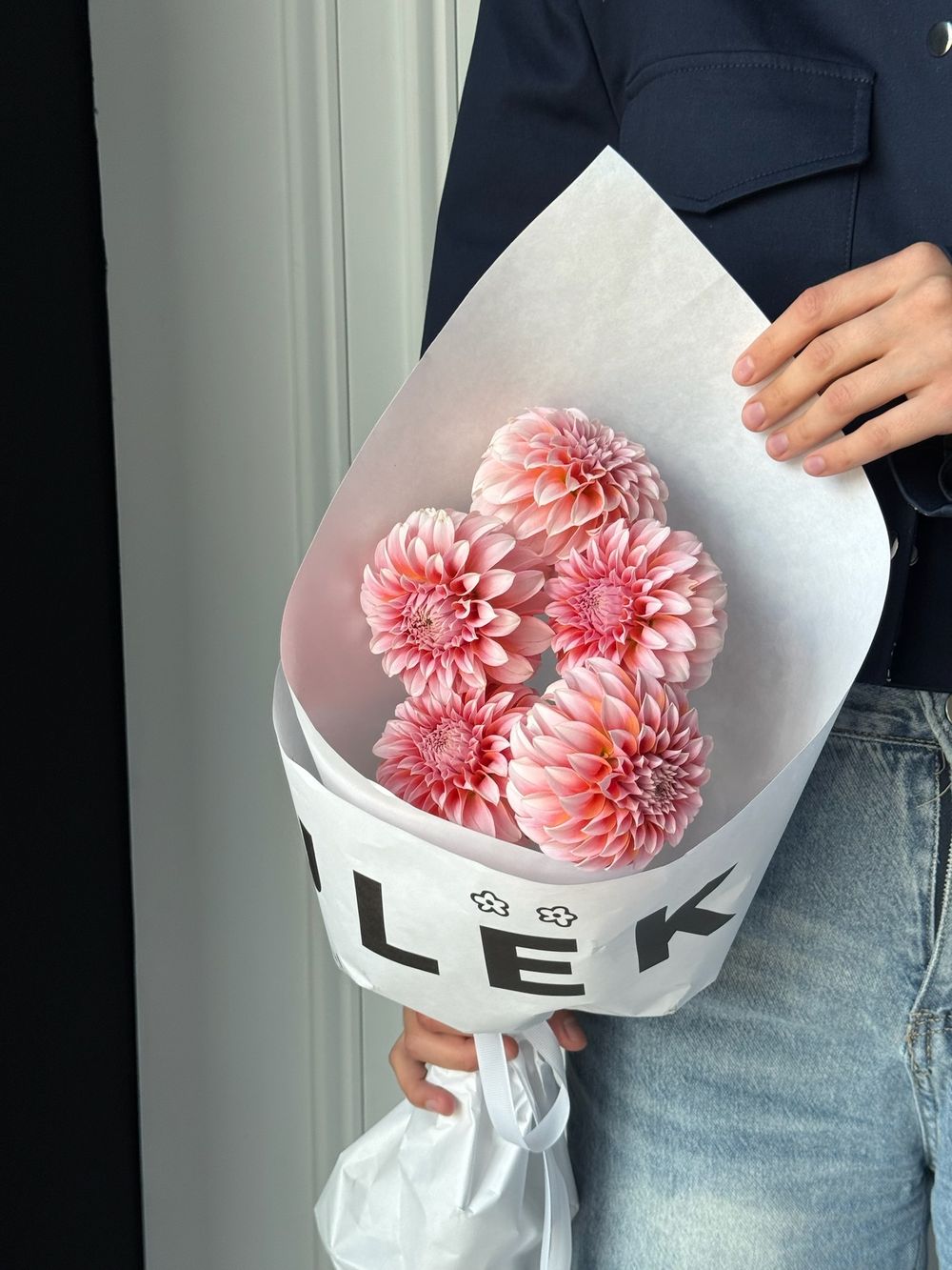 Кулек из георгин в персиковом оттенке