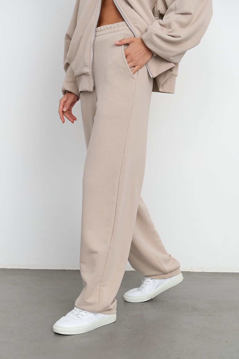 Джоггеры бананы без начеса из премиум футера серо-бежевого цвета