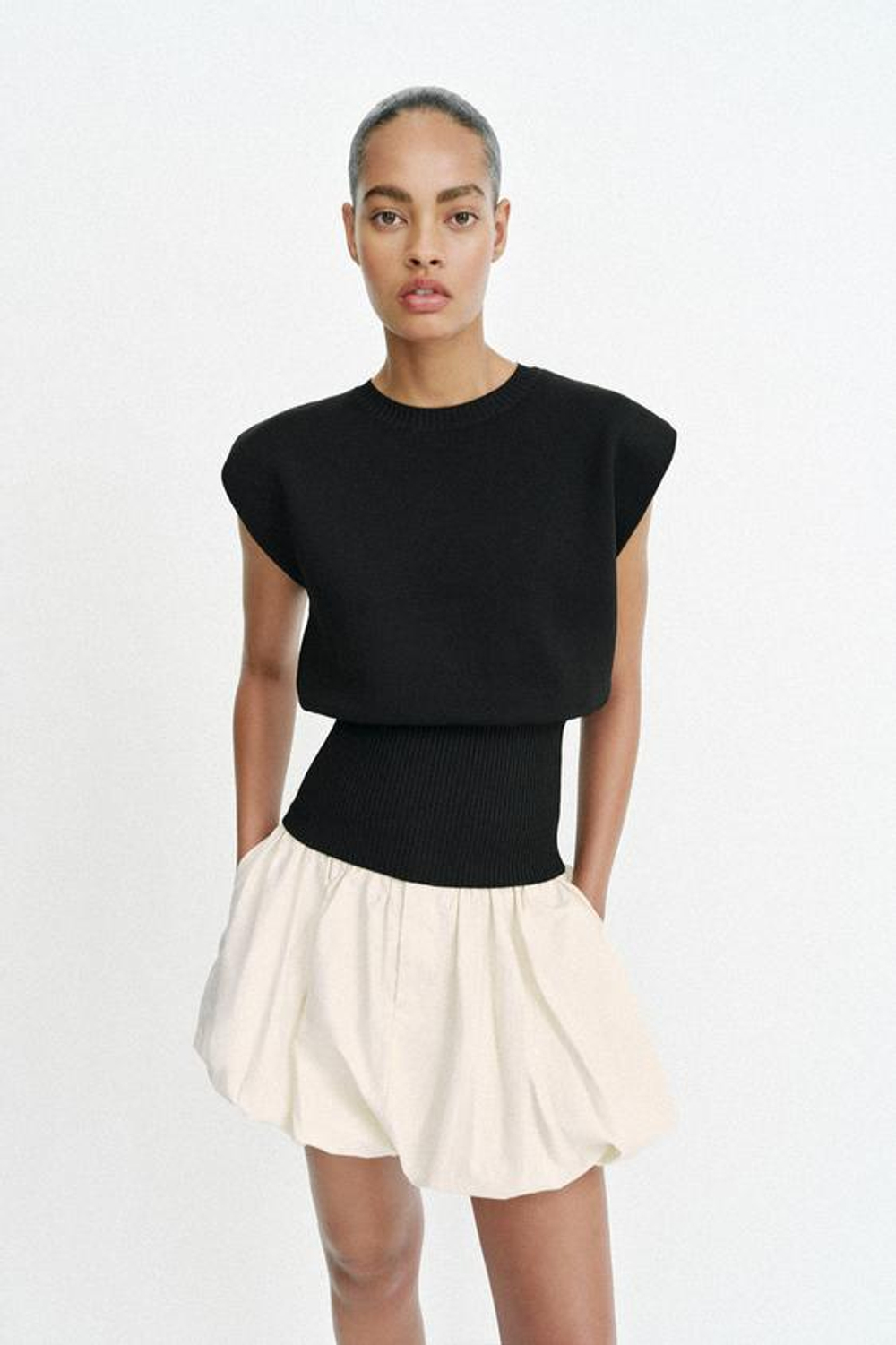 ZARA ТРИКОТАЖНЫЙ ТОП С ПОДПЛЕЧНИКАМИ, ЧЕРНЫЙ