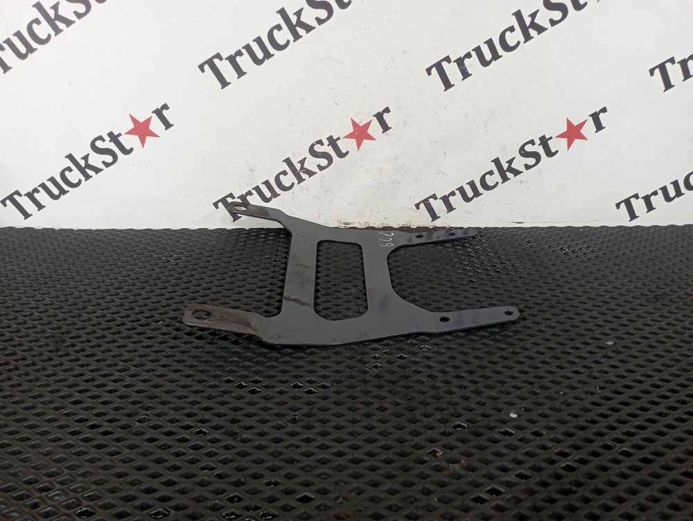 Кронштейн брызговика правый 2020г.