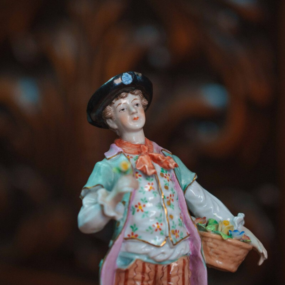 Фарфоровая статуэтка «Кавалер с корзиной цветов»