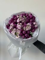 Букет из 51 фиолетовых тюльпанов и розовой маттиолы - L