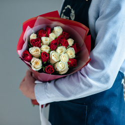 Красно-белый микс из 25 кенийских роз