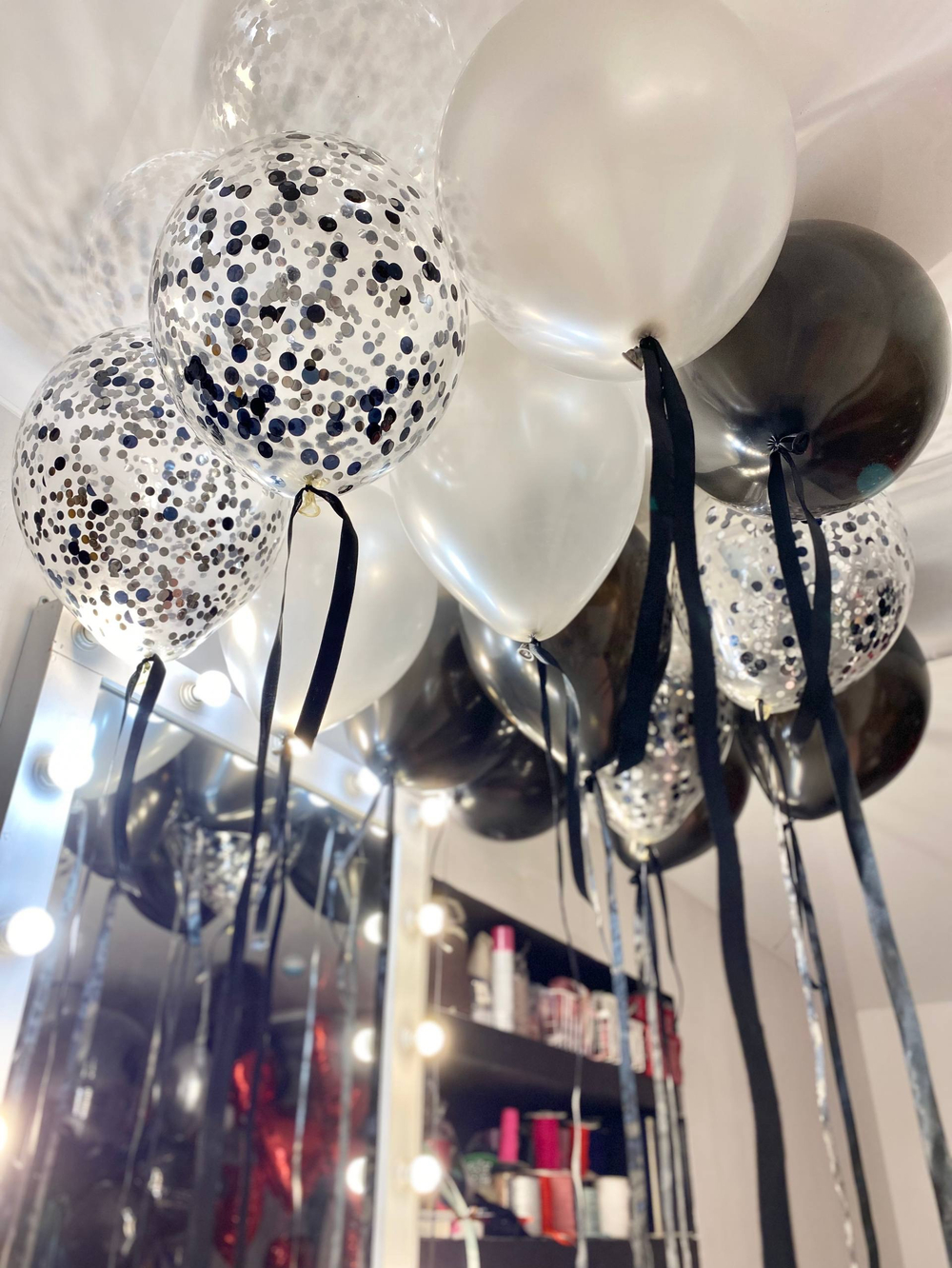 Воздушные гелиевые шарики с доставкой по Хабаровску атласные ленты черный/серебро №4507