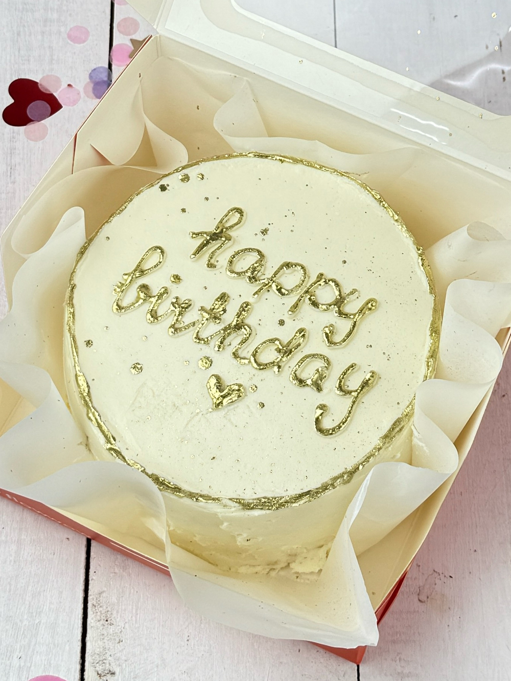 Бенто торт на день рождения с золотой надписью “Happy Birthday”