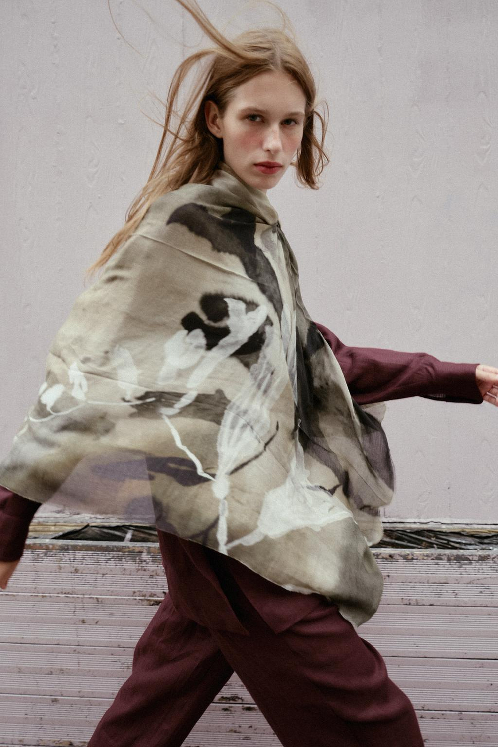 ZARA ПЛАТОК С ЦВЕТОЧНЫМ ПРИНТОМ, СЕРО-КОРИЧНЕВЫЙ