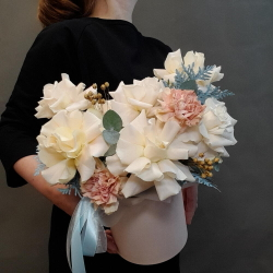 Авторская композиция из французских роз с голубой туей в шляпной коробке