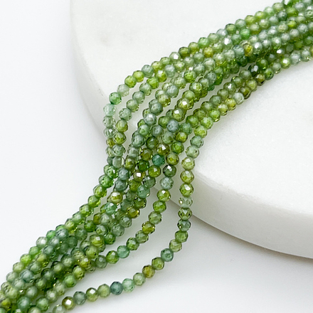 Фианит (кубический цирконий), цвет зеленый светлый, размер 2 мм, цена за нить около 130 шт (38 см)