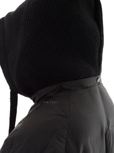 Тонкий пуховик с вязаным капюшоном в черном цвете