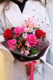 Букет «Яркая мечта» (розы одноголовые, розы кустовые, гиперикум, альстромерия, астильба, хризантема)