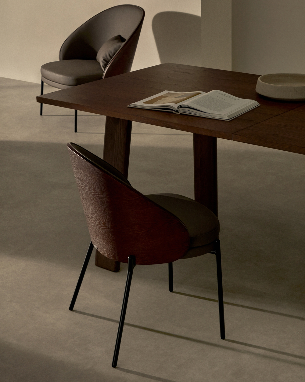 Стул Eamy из коричневой экокожи, ясеневого шпона с отделкой под орех и черного металла