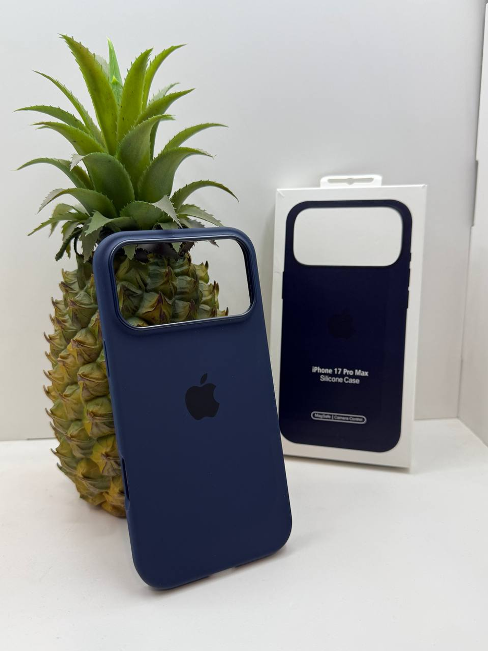 Silicone case с анимацией для iPhone 17