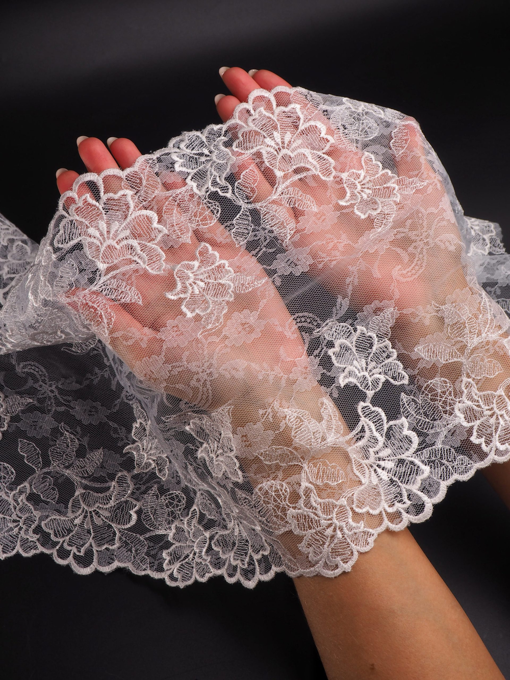 Вышивка на сетке экрю неэластичная ширина 24 см ОТРЕЗЫ