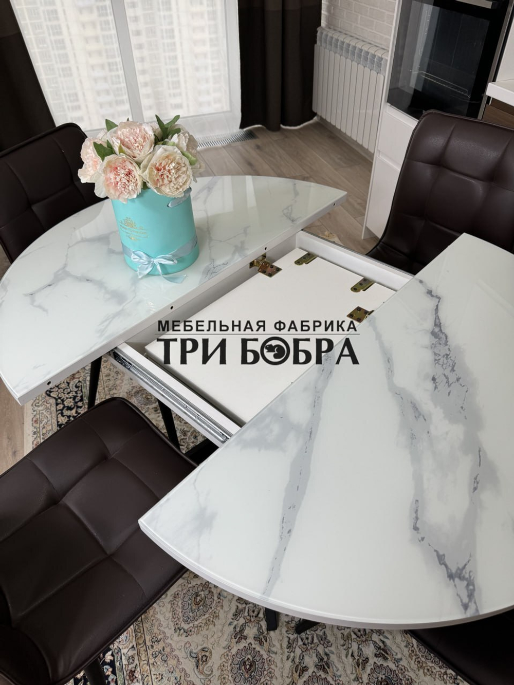 Круглый стеклянный раздвижной стол "Серый мрамор 262" и стулья "ГУЧИ" коричневый