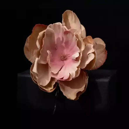 Невидимка с цветком