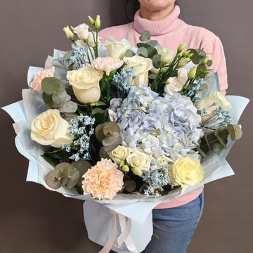 Авторский букет с голубой гортензией