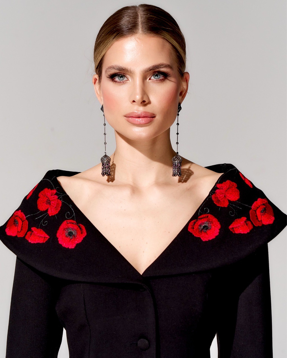 Приталенный жакет из премиального крепа с вышивкой ручной работы