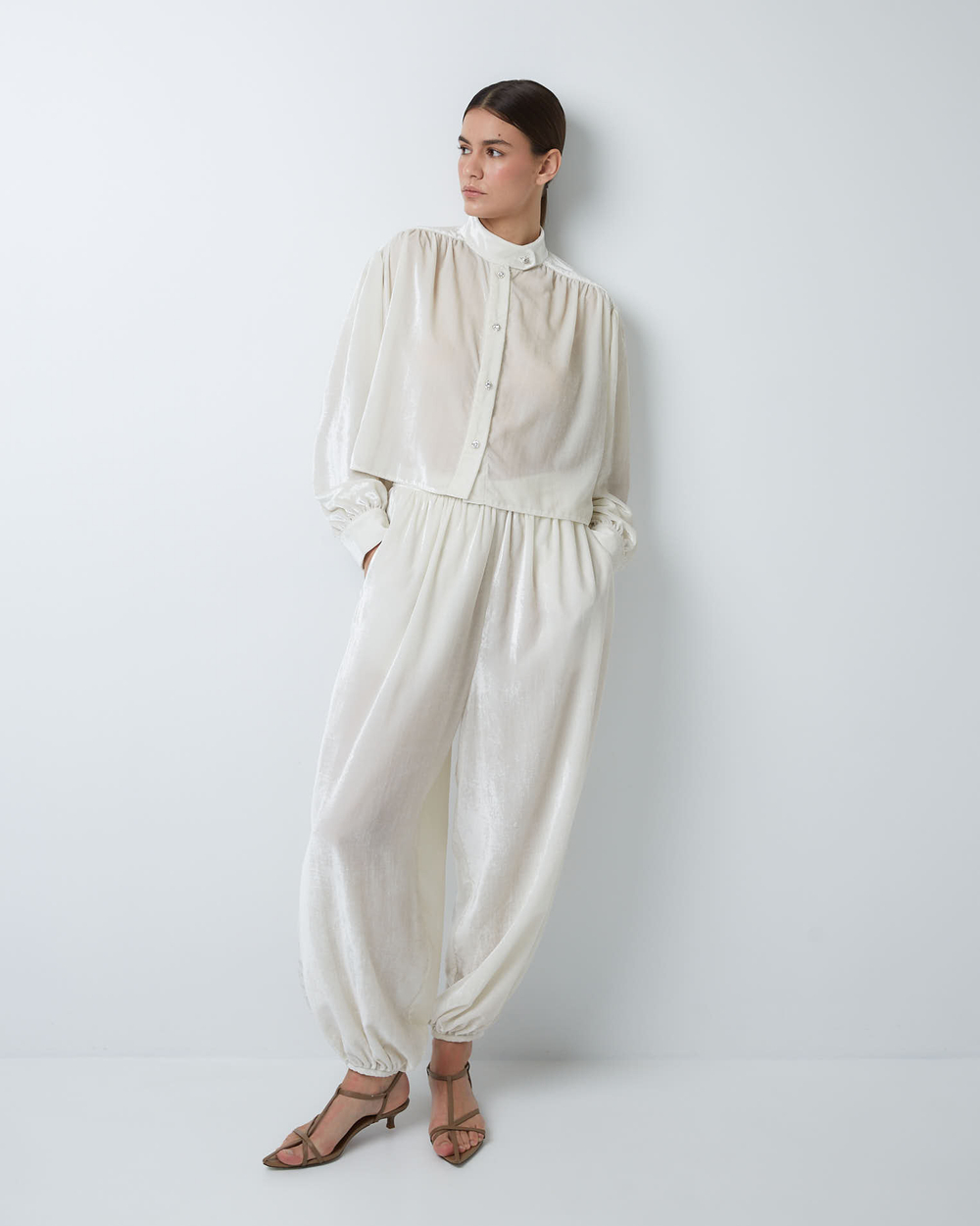 Комплект: блуза и брюки из шелкового бархата молочный