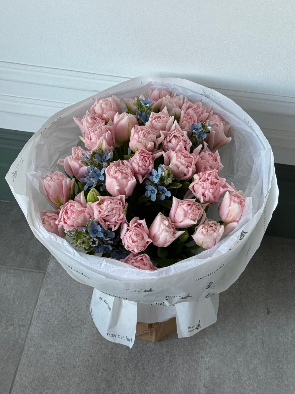 Букет из 31 розовых пионовидных тюльпанов и голубого оксипеталума