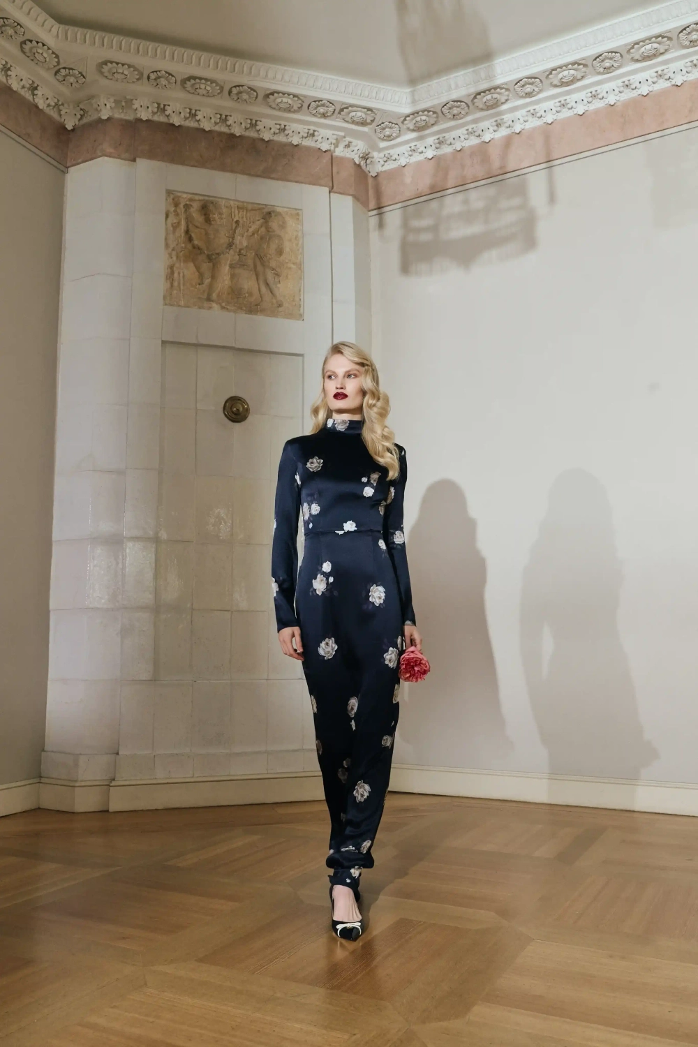 Muna maxi, платье макси с длинным рукавом из черного атласа с цветочным принтом