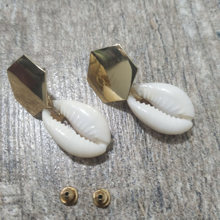 Серьги-гвоздики Ракушка Каури шестигранник металл золотистый