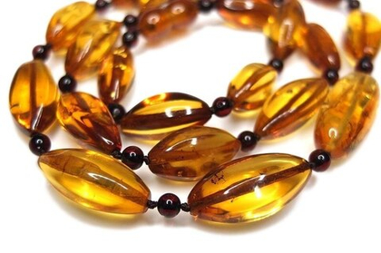 Элегантные бусы из янтаря цвета коньяк и вишня (7502)