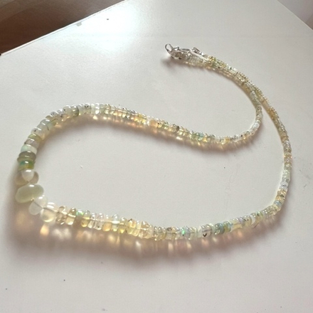 Бусы. Радужный поток. Опал благородный