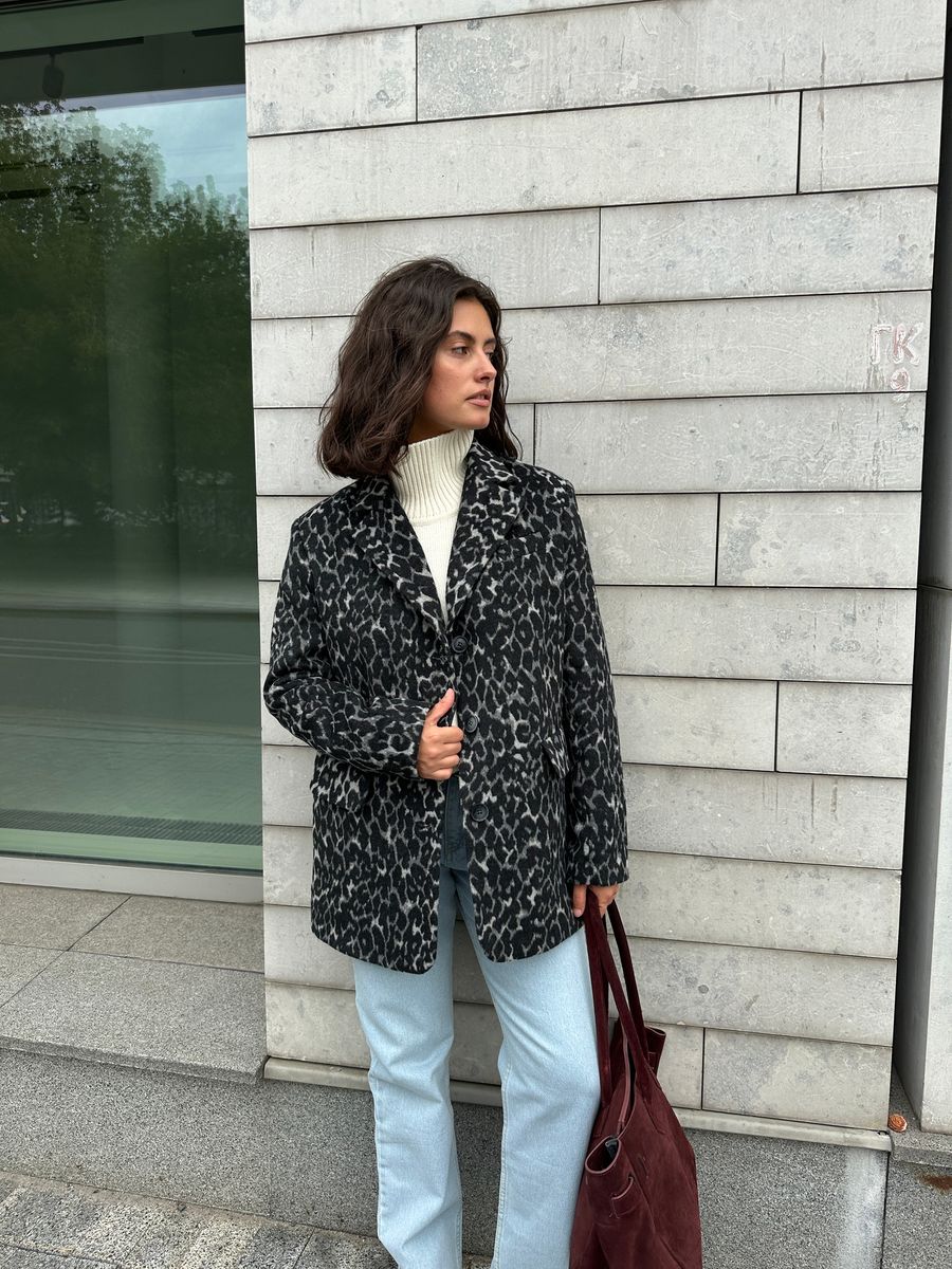 Пальто из смесовой шерсти укороченное леопард серый