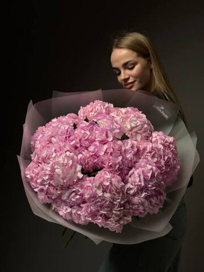 Букет из розовых гортензий