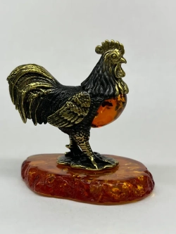 Бронзовая статуэтка на янтаре