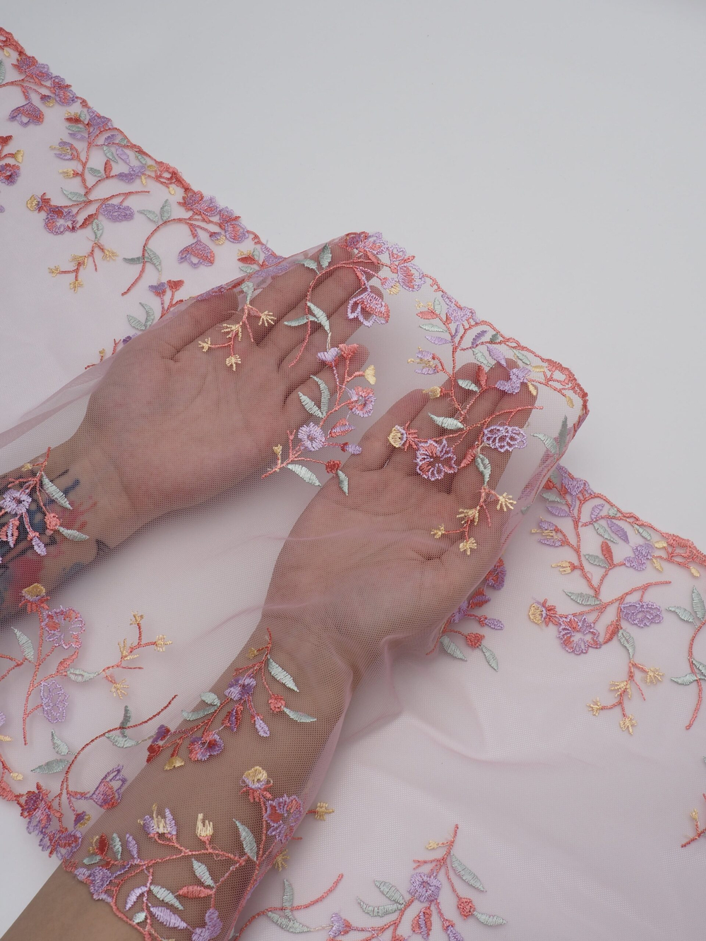 Вышивка на сетке светло-розовая с мультиколор широкое неэластичная ширина 31 см ОТРЕЗЫ