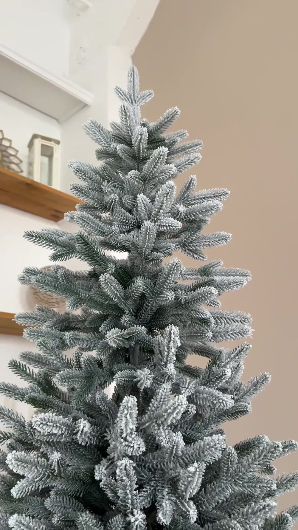 Заснеженная елка на ножке «Николь» (Литая хвоя) 210 см / 2,1 м