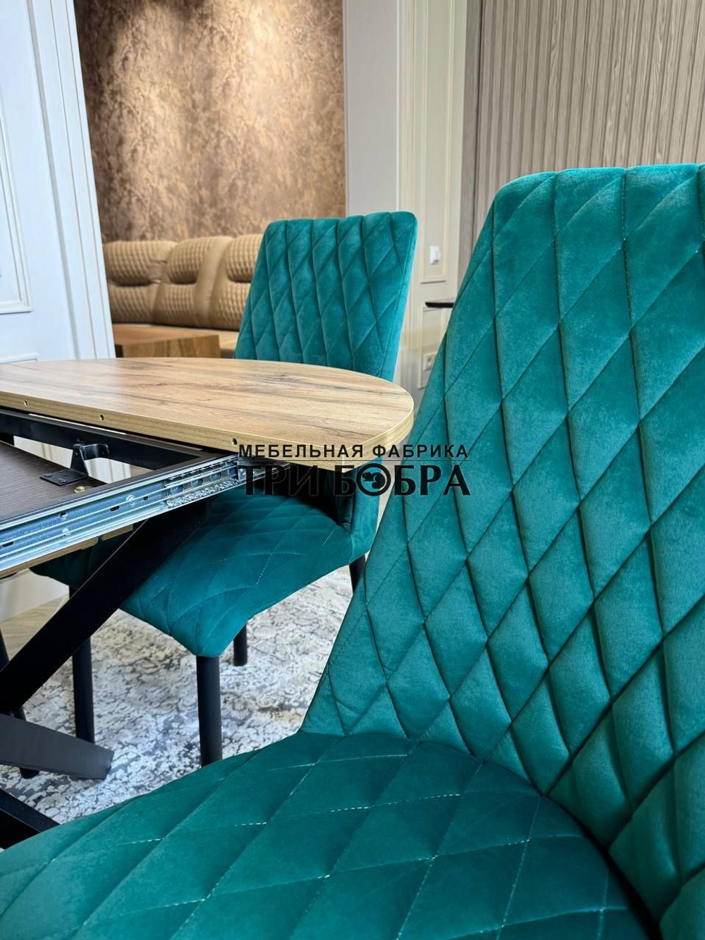 Круглый раздвижной стол "Лофт", дуб вотан и стулья "Бентли" изумруд