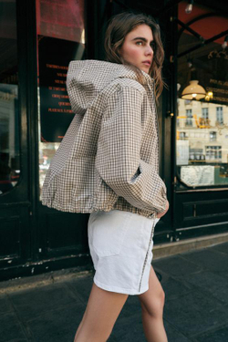 ZARA КУРТКА В КЛЕТКУ С КАПЮШОНОМ, ЖЕЛТОВАТО-БЕЛЫЙ