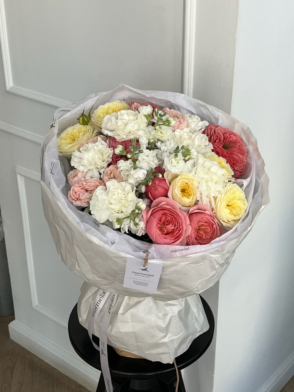 Букет из кустовых пионовидных роз, маттиолы и диантусов