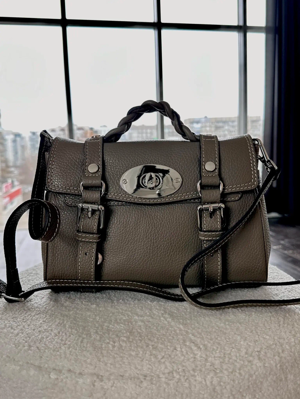 Женская сумочка из натуральной кожи цвета тауп