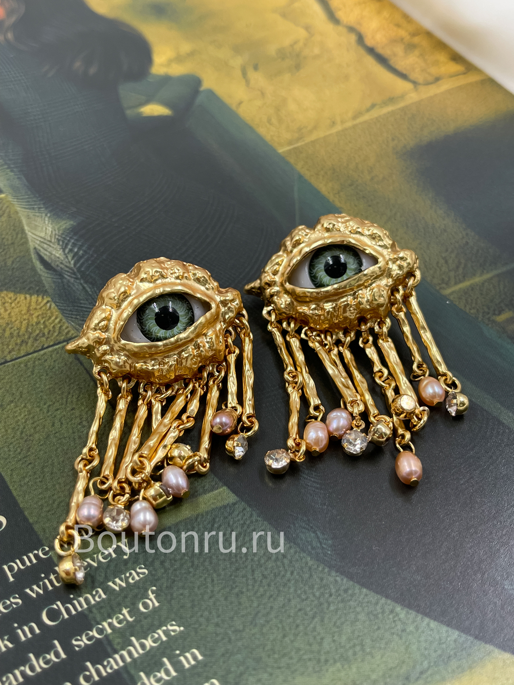Серьги Скиапар. золотистые в форме глаза со стразами и речным жемчугом